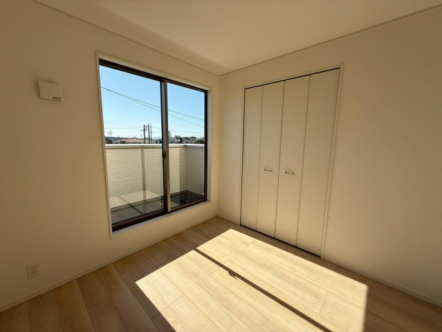 クレイドルガーデン糸満市座波 第２・３号棟の洋室|２階洋室4.5帖①バルコニー出入口＆クローゼット収納付き