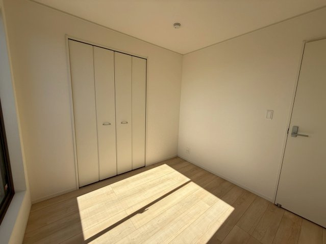 クレイドルガーデン糸満市座波 第２・３号棟の洋室|２階洋室4.5帖①クローゼット収納付き