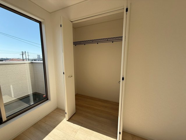 クレイドルガーデン糸満市座波 第２・３号棟の収納|２階洋室4.5帖①クローゼット収納付き