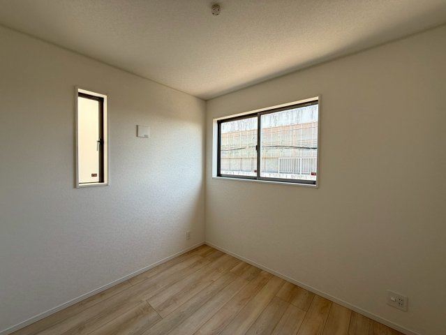 クレイドルガーデン糸満市座波 第２・３号棟の洋室|二面採光の２階洋室4.5帖②