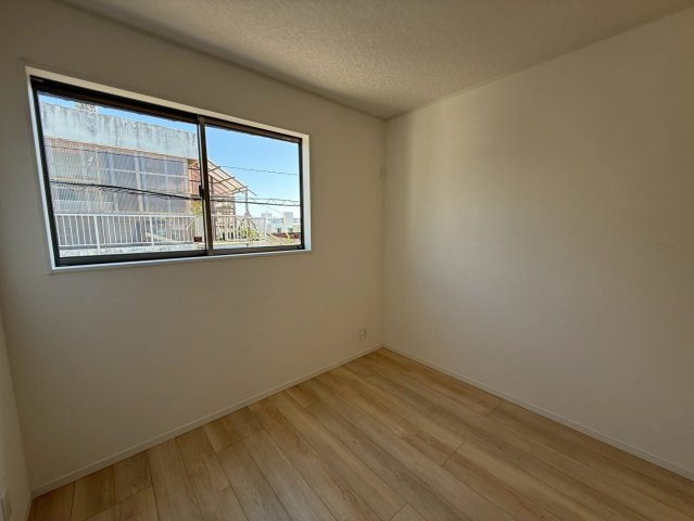 クレイドルガーデン糸満市座波 第２・３号棟の洋室|二面採光の２階洋室4.5帖②