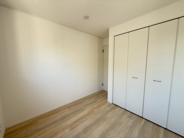 クレイドルガーデン糸満市座波 第２・３号棟の洋室|二面採光の２階洋室4.5帖②クローゼット収納付き