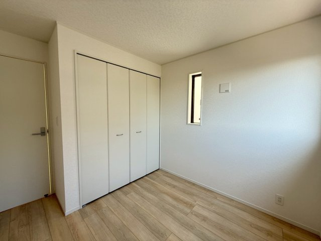 クレイドルガーデン糸満市座波 第２・３号棟の洋室|二面採光の２階洋室4.5帖②クローゼット収納付き