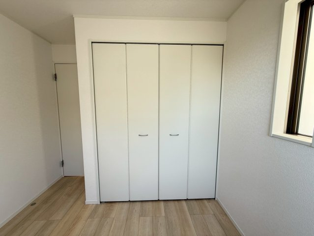 クレイドルガーデン糸満市座波 第２・３号棟の収納|２階洋室4.5帖②に設置されたクローゼット収納