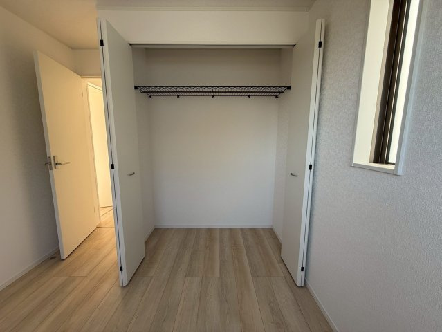 クレイドルガーデン糸満市座波 第２・３号棟の収納|２階洋室4.5帖②に設置されたクローゼット収納