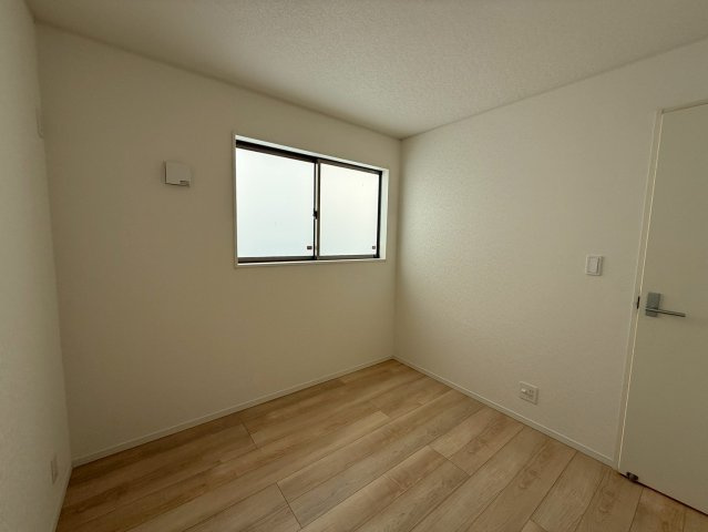 クレイドルガーデン糸満市座波 第２・３号棟の洋室|二面採光の２階洋室4.5帖③