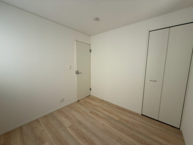 クレイドルガーデン糸満市座波 第２・３号棟の洋室|２階洋室4.5帖③クローゼット収納付き