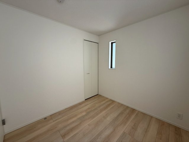 クレイドルガーデン糸満市座波 第２・３号棟の洋室|２階洋室4.5帖③クローゼット収納付き