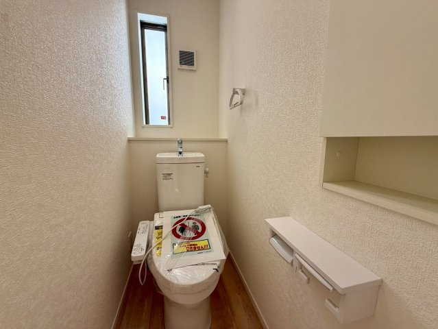 クレイドルガーデン糸満市座波 第２・３号棟のトイレ|２階トイレ・換気窓＆便利な収納棚付き／温水洗浄便座