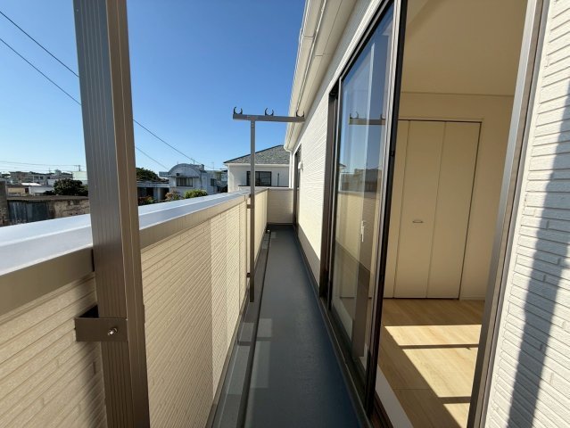 クレイドルガーデン糸満市座波 第２・３号棟のバルコニー|二部屋続きの幅広バルコニー