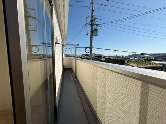 クレイドルガーデン糸満市座波 第２・３号棟のバルコニー|二部屋続きの幅広バルコニー