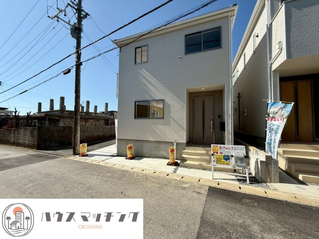 クレイドルガーデン糸満市座波 第２・３号棟の外観|屋根付きで置き配スペースも確保できる玄関ポーチ／人感センサー付き玄関灯・TVモニター付きインターフォン・防犯カメラ