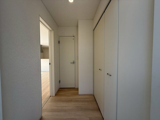 クレイドルガーデン糸満市座波 第２・３号棟の玄関|玄関には可動式棚付きで収納力抜群の天井高シューズクローゼットを設置