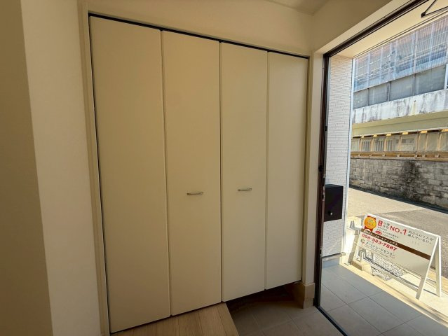 クレイドルガーデン糸満市座波 第２・３号棟の玄関|可動式棚付きで収納力抜群の天井高シューズクローゼット