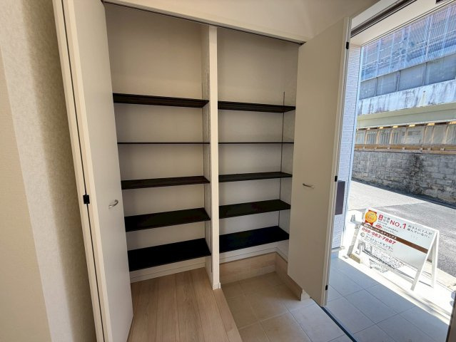クレイドルガーデン糸満市座波 第２・３号棟の収納|可動式棚付きで収納力抜群の天井高シューズクローゼット