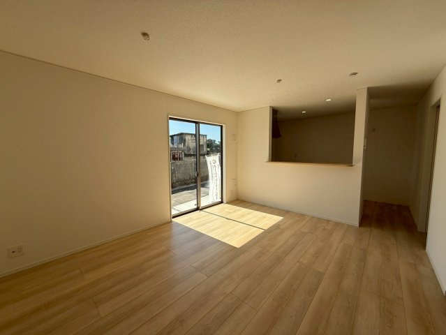 クレイドルガーデン糸満市座波 第２・３号棟の居間・リビング|ゆったりとしたLDK15帖・対面式のシステムキッチン