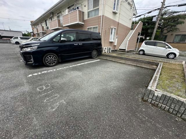 メゾン白国2号棟の駐車場