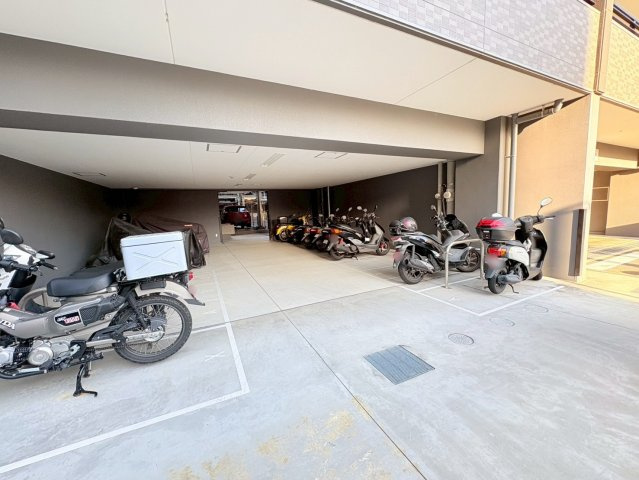 プレサンスロジェ京都西大路の駐車場