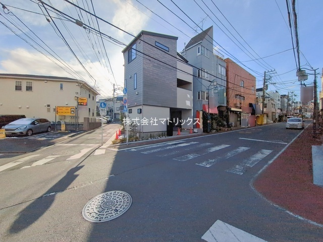 板橋区大谷口北町　角地×耐震　車庫付ハイグレード住宅　限定1棟の前面道路含む現地写真