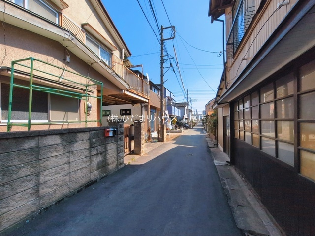 桶川市北1丁目7期　新築戸建　ブルーミング01の前面道路含む現地写真