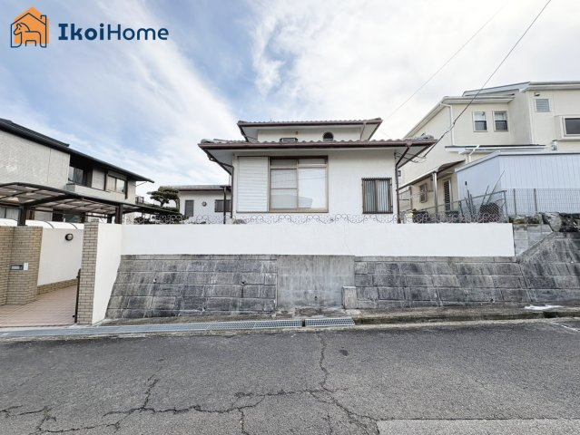 神戸市西区桜が丘西町3丁目」中古戸建の前面道路含む現地写真|●年中無休：当日予約可●前面道路は幅員約6ｍあり、通行量も少なめですので、安心して駐車して頂けます。