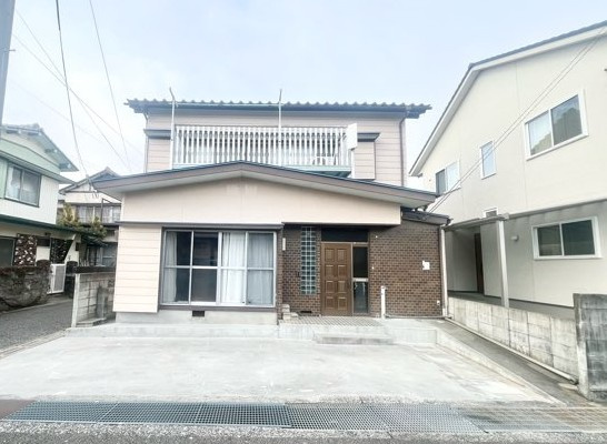 東石立町　中古住宅のキッチン|木目の床とタイル調のキッチンが調和した空間