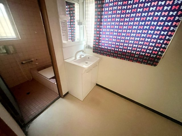 「眺望良好」高知市東石立町　中古住宅の洗面所|スペースが確保できる洗面所です☆