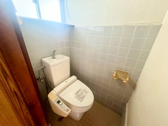 「眺望良好」高知市東石立町　中古住宅のトイレ|コンパクトな空間のトイレです。