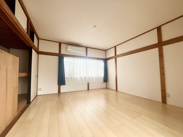 「眺望良好」高知市東石立町　中古住宅の洋室|たっぷり収納スペースのある明るい洋室です。