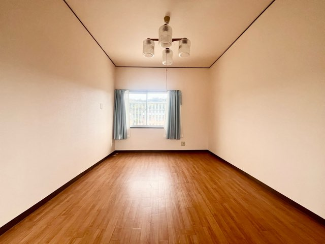 「眺望良好」高知市東石立町　中古住宅の洋室|スタンダードな洋室です。