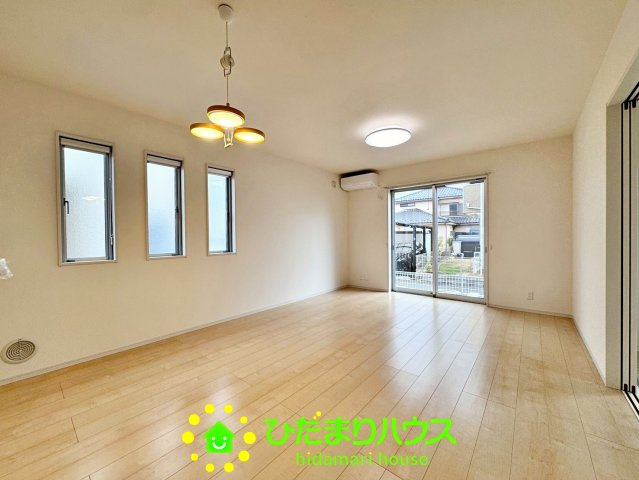 杉戸町下高野　中古一戸建ての居間・リビング