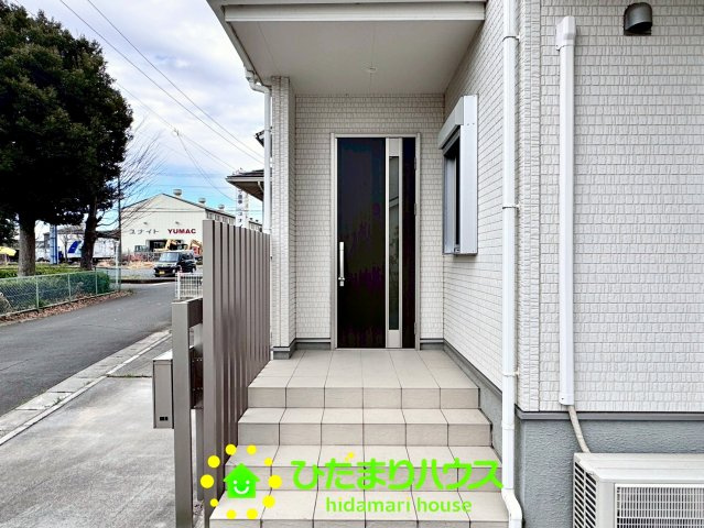 杉戸町下高野　中古一戸建ての玄関