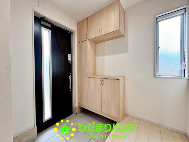 杉戸町下高野　中古一戸建ての玄関