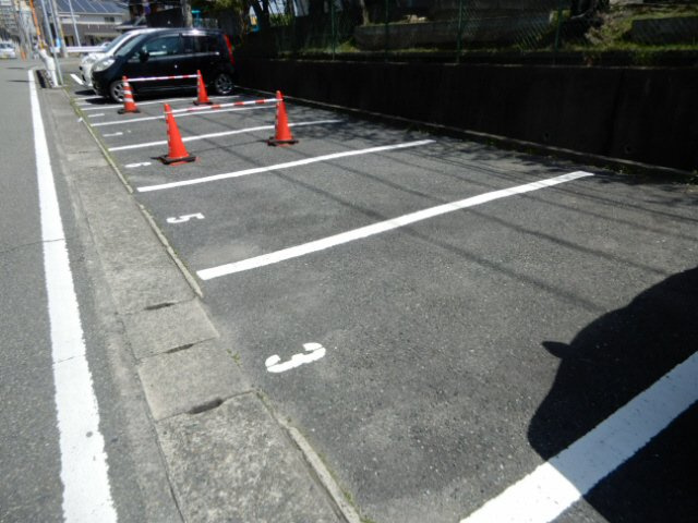 ハイネスSAの駐車場