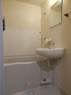 【浴室】 | ※写真は同物件内、別のお部屋の様子です