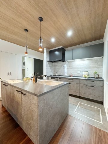 南区宇品御幸5丁目のキッチン|人造大理石天板使用のシステムキッチン☆
人造大理石天板は水垢が付きにくく汚れが落ちやすいのでお手入れも楽ちんです♪