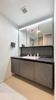 【独立洗面台】 | THE TOKYO TOWERS MID TOWER | 独立洗面台、小物を置くことができて便利です