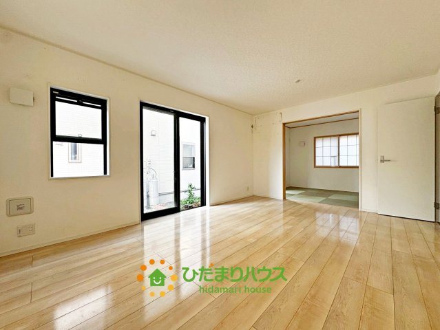 幸手市中５丁目　中古一戸建ての居間・リビング