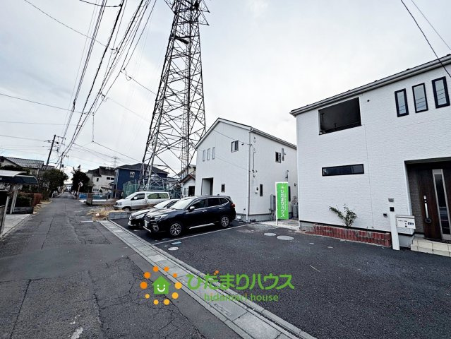 幸手市中５丁目　中古一戸建ての前面道路含む現地写真