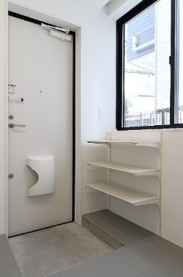 ORIENTAL APARTMENTの玄関
