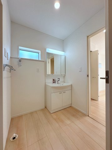 ●安佐北区落合南3丁目No.1の独立洗面台|シャワー付き洗面化粧台☆
洗面台にシャワー機能が付いたもので、シャンプーなども行える多機能洗面台です。また、顔や手を洗うためだけではなく、シャワー付き洗面台を使えば手洗い洗濯などでも利用できます♪