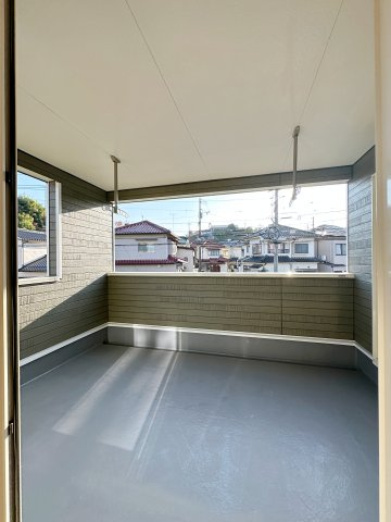 ●安佐北区落合南3丁目No.1のバルコニー|広々としたルーフインナーバルコニー☆
しっかりと屋根があるため悪天候の洗濯物も安心です♪