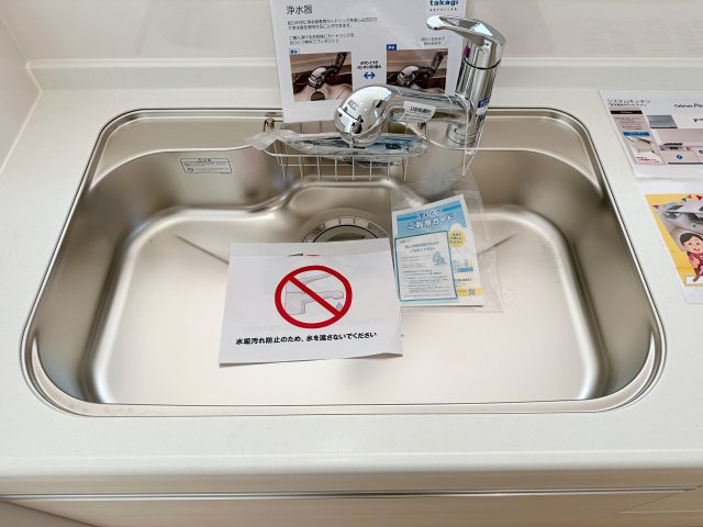 ●安佐北区落合南3丁目No.1のキッチン|浄水機能付きステンレスシンク☆
ステンレスシンクは傷や汚れに強く、お手入れも簡単で使いやすいです♪
さらにワンタッチで浄水に切り替えができる為とても便利です！
