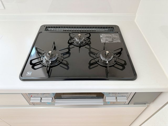 ●安佐北区落合南3丁目No.1のキッチン|都市ガス仕様の3口ガスコンロ☆
高火力のバーナーが使用可能、調理器具を選ばないのがガスコンロ。
停電時でも使用可能で安心です♪