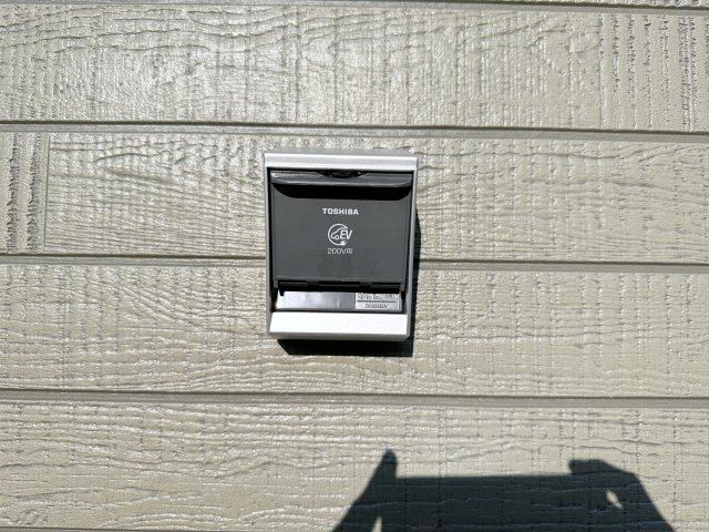 ●安佐北区落合南3丁目No.1の発電・温水設備|EV車用電源コンセント☆
日本国内でも、2030年代半ば頃を目標に、新車販売を全て電気自動車にすることが出来るように調整されているとも言われ、この先の環境変化に対応できるように設置されています。