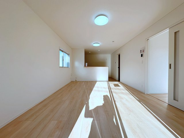 ●安佐北区落合南3丁目No.1の居間・リビング|17帖の広々としたリビング☆
完成済のため365日ご案内可能♪
「今日見たい」にも対応します！