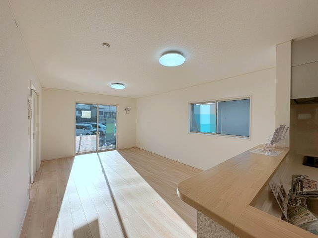 ●安佐北区落合南3丁目No.1の居間・リビング|17帖の広々としたリビング☆
キッチンからはリビング全体を見渡すことができます♪