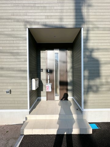 ●安佐北区落合南3丁目No.1の玄関|防犯カメラ付き玄関ポーチ☆
屋根も付いており、雨が降っても濡れる心配はありません♪
防犯カメラがあるので防犯上も安心です！