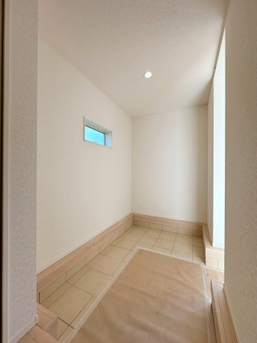 ●安佐北区落合南3丁目No.1の玄関|土間収納☆
屋外用品や自転車、ベビーカーなどの収納をするのに便利です♪