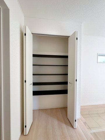 ●安佐北区落合南3丁目No.1の収納|玄関の可動棚収納☆
好きな高さに調整可能で靴の収納に便利です♪